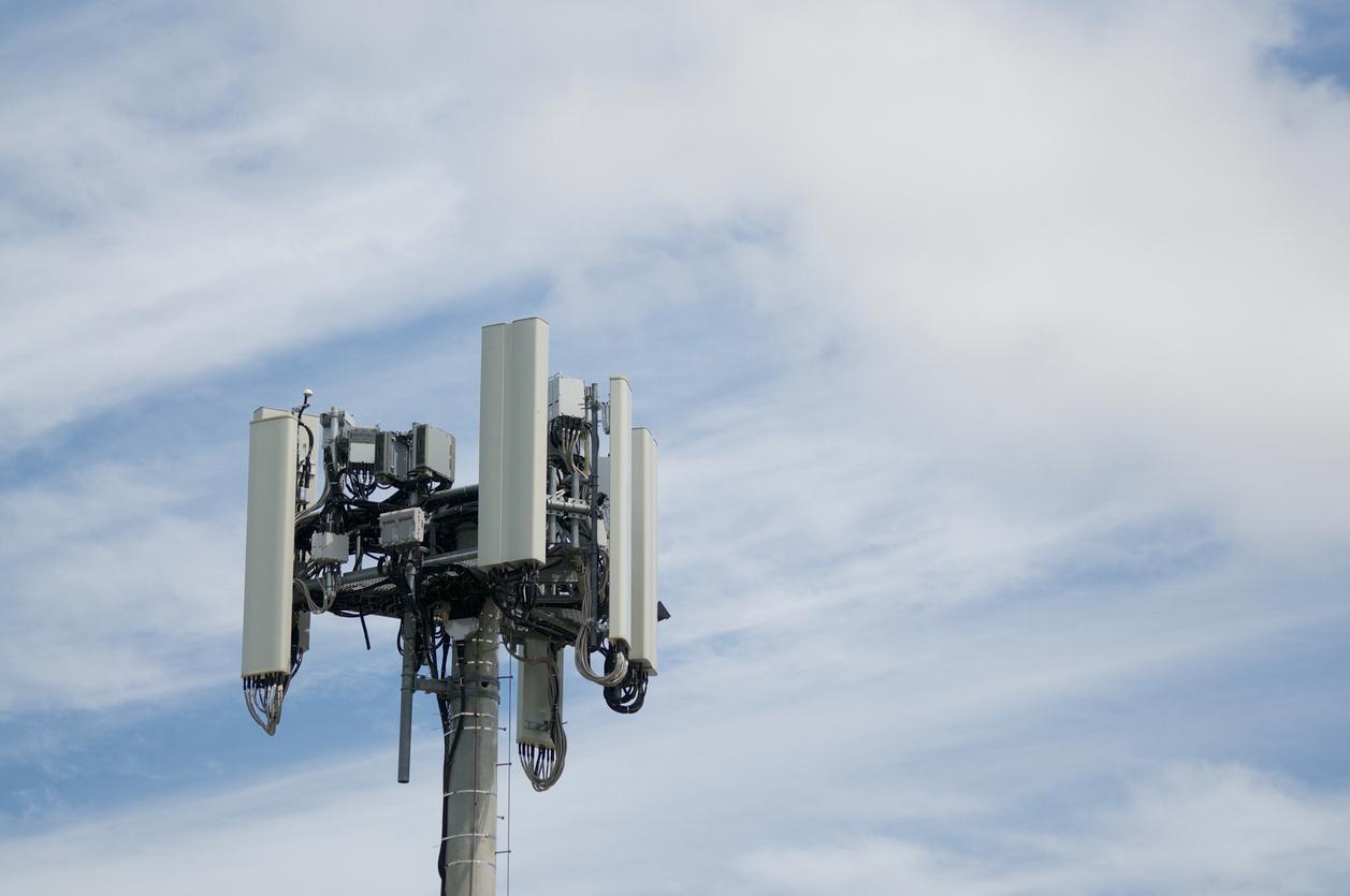 Telecommunication antenna of 4G and 5G network